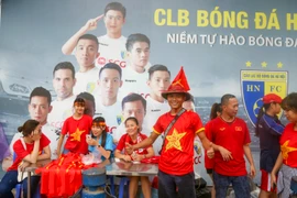 Trước thềm trận bán kết giữa tuyển Olympic Việt Nam và Hàn Quốc diễn ra vào 16h chiều nay, cả thành phố Hà Nội như được 'nhuộm đỏ'. (Ảnh: Minh Sơn/Vietnam+)