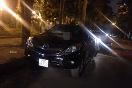 Chiếc xe ôtô đã kéo lê nạn nhân hàng chục mét sau khi gây tai nạn. (Ảnh: PV/Vietnam+)