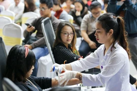 Tính đến thời điểm 15 giờ chiều ngày 7/1, Viện Huyết học Truyền máu Trung ương đã tiếp nhận 343 đơn vị máu. Trong đó có 194 người tham gia hiến máu lại và có tổng cộng 181 người thuộc nhóm máu O. (Ảnh: Minh Sơn/Vietnam+) 