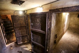 Vào năm 2011, một hầm trú bom được phát hiện tình cờ trong khu vực vườn sau của khách sạn Sofitel Legend Metropole Hà Nội (Quận Hoàn Kiếm). Một năm sau, căn hầm này đã được tu sửa để du khách có thể tham quan miễn phí. (Ảnh: Đoàn Quang/Vietnam+)