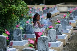 Đến thăm Nghĩa trang Liệt sỹ Trường Sơn (Quảng Trị), người ta không khó để bắt gặp những đứa trẻ đen nhẻm, gầy gò luôn chào mời khách mua hương. Đó là những đứa trẻ người Vân Kiều ở xã Vĩnh Tường, huyện Gio Linh. (Ảnh: Minh Sơn/Vietnam+)