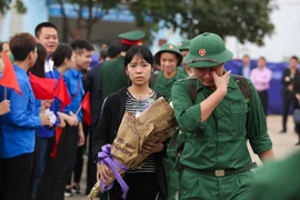 Những tân binh lên đường nhập ngũ mang theo nhiều tình cảm của người ở lại (Ảnh: Minh Sơn/Vietnam+) 