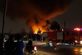 Đám cháy bất ngờ bùng phát tại một xưởng chế biến phế liệu ở Tân Triều (Hà Nội). (Ảnh: Sơn Bách/Vietnam+)