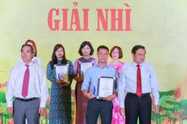 Báo điện tử VietnamPlus nhận giải Nhì với tác phẩm 'APEC 2017: Tạo động lực mới, vun đắp tương lai'. (Ảnh: Minh Sơn/Vietnam+)()