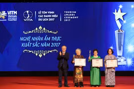 Sáng 30/3 tại Hà Nội đã diễn ra lễ Tôn vinh các doanh nghiệp du lịch Việt Nam năm 2017. Hàng chục doanh nghiệp về lữ hành, du lịch, khách sạn đã được vinh danh tại đây. (Ảnh: Minh Sơn/Vietnam+)