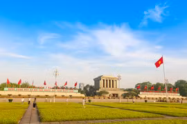 Hôm nay (19/5), kỷ niêm 128 năm ngày sinh Chủ tịch Hồ Chí Minh, rất đông đồng bào cả nước đã có mặt tại Quảng trường Ba Đình dự lễ chào cờ trong ngày trọng đại này của dân tộc. (Ảnh: Minh Sơn/Vietnam+)