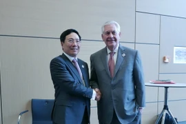 Phó Thủ tướng, Bộ trưởng Ngoại giao Phạm Bình Minh có cuộc gặp với Bộ trưởng Ngoại giao Hoa Kỳ Rex Tillerson. (Ảnh: Phạm Văn Thắng/TTXVN)