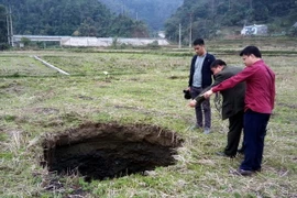 Cánh đồng Nà Bưa, xã Ngọc Phái, huyện Chợ Đồn xuất hiện nhiều hố sụt lún. (Ảnh: Bùi Đức Hiếu/TTXVN)