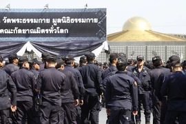 Cảnh sát Thái Lan chuẩn bị khám xét ngôi đền Wat Phra Dhammakaya ở tỉnh Pathum Thani ngày 16/2. (Nguồn: EPA/TTXVN)