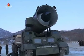 Binh sỹ Triều Tiên chuẩn bị phóng thử tên lửa đất đối đất tầm trung Pukguksong-2 tại căn cứ không quân Banghyon ở tỉnh Bắc Phyongan ngày 13/2. (Nguồn: YONHAP/TTXVN)