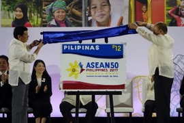 Tổng thống Philippines Rodrigo Duterte (trái) tại lễ đảm nhận cương vị Chủ tịch luân phiên ASEAN 2017 ở Davao. (Nguồn: EPA/TTXVN)