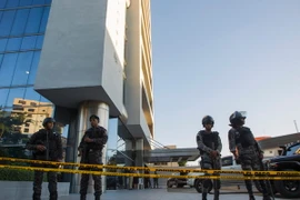 Cảnh sát khám xét trụ sở công ty xây dựng Odebrecht theo lệnh của văn phòng Tổng công tố ở Santo Domingo, CH Dominica ngày 18/1. (Nguồn: AFP/TTXVN)