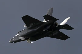 Máy bay chiến đấu F-35 trình diễn tại triển lãm hàng không Farnborough, tây nam London ngày 12/7/2016. (Nguồn: AFP/TTXVN)