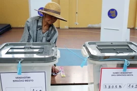 Người dân tham gia bỏ phiếu tại một điểm bầu cử ở thành phố Mitrovica thuộc Kosovo ngày năm 2014. Ảnh minh họa. (Nguồn: AFP/TTXVN)