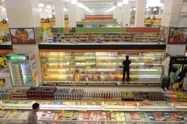 Khách hàng mua sắm tạin một siêu thị ở Singapore. (Nguồn: EPA/TTXVN)