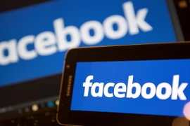 Biểu tượng Facebook trên màn hình điện thoại cảm ứng (bên phải) tại London, Anh. (Nguồn: AFP/TTXVN)