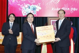Chủ tịch nước Trần Đại Quang tặng quà cho Bộ Giáo dục và Đào tạo. (Ảnh: Nhan Sáng/TTXVN)