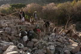 Cảnh đổ nát sau một đợt không kích của liên quân do Saudi Arabia đứng đầu ở ngoại ô thủ đô Sanaa, Yemen ngày 1/2. (Nguồn: AFP/TTXVN)