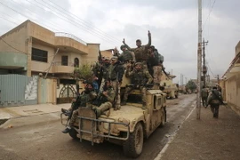 Các binh sỹ Iraq sau khi giành quyền kiểm soát Arabi, phía bắc Mosul ngày 22/1. (Nguồn: AFP/TTXVN)