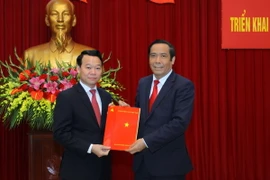 Đồng chí Nguyễn Thanh Bình, Phó Trưởng ban Thường trực Ban Tổ chức Trung ương trao Quyết định cho đồng chí Đỗ Đức Duy. (Ảnh: Thế Duyệt/TTXVN)