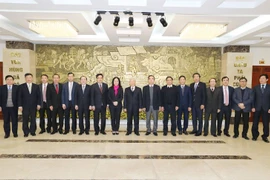 Tổng Bí thư Nguyễn Phú Trọng và các đại biểu chụp ảnh chung với lãnh đạo Ban Kinh tế Trung ương. (Ảnh:Trí Dũng/TTXVN)