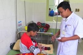 Các cháu nhỏ trong vụ ngộ độc thực phẩm đang được truyền dịch, xử lý cấp cứu, điều trị theo phác đồ chống độc. (Ảnh: Minh Tâm/TTXVN)