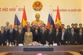 Chủ tịch Quốc hội Nguyễn Thị Kim Ngân và Chủ tịch Hội đồng Liên bang Quốc hội Liên bang Nga, Valentina Ivanovna Matvienko chụp ảnh lưu niệm cùng các đại biểu. (Ảnh: Trọng Đức/TTXVN)