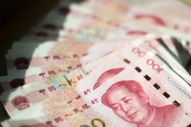 Đồng 100 Nhân dân tệ tại một ngân hàng ở Bắc Kinh. (Nguồn: AFP/TTXVN)