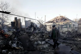 Nhà cửa bị phá hủy sau một vụ cháy nổ tại Lugansk. (Nguồn: AFP/TTXVN)