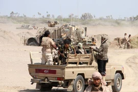 Lực lượng Chính phủ Yemen sau khi giành quyền kiểm soát phía đông nam thị trấn Mokha từ phiến quân Houthi ngày 23/1. (Nguồn: AFP/TTXVN)