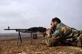 Lực lượng đối lập Syria giao tranh với quân đôi Chính phủ Syria tại làng Teir Maalah, tỉnh Homs ngày 5/12/2016. (Nguồn: AFP/TTXVN)