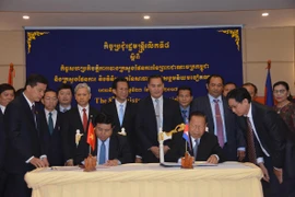 Quang cảnh lễ ký kết Biên ban cuộc họp. (Ảnh: Phan Minh Hưng-Danh Chanh Đa/Vietnam+)