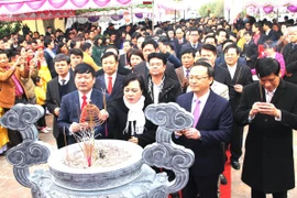 Bộ trưởng Bộ Y tế Nguyễn Thị Kim Tiến và lãnh đạo tỉnh Hưng Yên dâng hương tại Khu di tích Hải Thượng Lãn Ông. (Ảnh: Mai Ngoan/TTXVN)