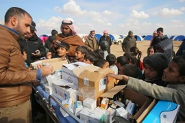 Nhân viên y tế Iraq phát thuốc cho trẻ em ở trại tị nạn Al-Agha gần làng Tal Afar, tây nam Mosul ngày 16/2. (Nguồn: AFP/TTXVN)
