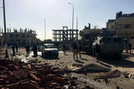 Cảnh sát điều tra tại hiện trường vụ tấn công chốt kiểm soát ở Arish, Bán đảo Sinai ngày 9/1. (Ảnh minh họa: EPA/TTXVN)