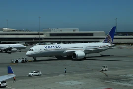 Máy bay 787-9 của Hãng United Airlines tại sân bay quốc tế San Francisco ( Mỹ). (Nguồn: AFP/TTXVN)
