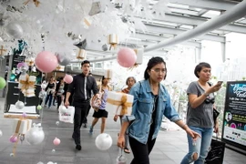 Người dân mua sắm tại một trung tâm thương mại ở thủ đô Bangkok. (Nguồn: EPA/TTXVN)