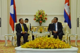 Chủ tịch nước Lào tại buổi hội đàm với Thủ tướng Campuchia. (Nguồn: Cơ quan thường trú TTXVN tại Campuchia)