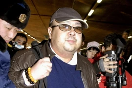 Người đàn ông được cho là Kim Jong-nam (giữa) tại sân bay Bắc Kinh, Trung Quốc ngày 11/2/2007. (Nguồn: AFP/TTXVN)