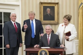 Tổng thống Mỹ Donald Trump (thứ 2, trái) và ông Rex Tillerson (thứ 2, phải) sau khi được phê chuẩn làm Ngoại trưởng của nước này ở Washington, DC ngày 1/2. (Nguồn: EPA/TTXVN)