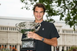 Tay vợt Roger Federer sau khi vô địch giải Australian Open 2017 ở Melbourne, Australia ngày 30/1. (Nguồn: THX/TTXVN)