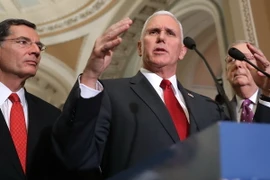 Phó Tổng thống đắc cử Mike Pence (giữa) cùng các nghị sỹ tại cuộc họp báo ở Washington, DC ngày 4/1. (Nguồn: AFP/TTXVN)