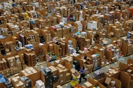 Công nhân làm việc tại một trung tâm của tập đoàn Amazon ở Hempstead, phía bắc London, Anh ngày 25/5/2015. (Nguồn: AFP/TTXVN)