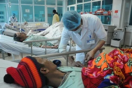 Các bệnh nhân đang được cấp cứu tại Bệnh viện Đa khoa tỉnh Lai Châu. (Ảnh: Công Hải/TTXVN)