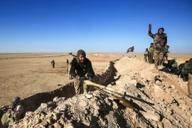 Các binh sỹ Iraq chuẩn bị tiến vào khu vực Tây Mosul ngày 18/2. (Nguồn: AFP/TTXVN)