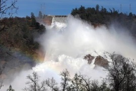 Cửa tràn chính của đập nước Oroville ngày 14/2. (Nguồn: AFP/ TTXVN)