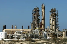Một nhà máy lọc dầu ở al-Buraqah, phía bắc Libya ngày 12/1. (Nguồn: AFP/TTXVN)