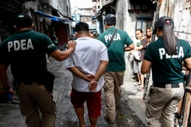 Cảnh sát bắt giữ nghi phạm liên quan đến mua bán ma túy trái phép ở thành phố Pasig, đông Manila ngày 13/2. (Nguồn: EPA/TTXVN)