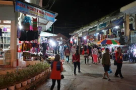 Du khách thăm chợ Đồng Văn. (Ảnh: Minh Quyết/TTXVN)