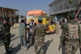 Lực lượng an ninh Afghanistan phong tỏa tuyến đường tới căn cứ không quân Bagram sau vụ nổ. (Nguồn: AFP/TTXVN)